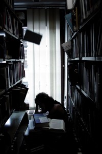 Privater Stress und eine Bücherlawine in der Prüfungsphase lässt viele Studenten verzweifeln. / Foto: Frederic Weichel.