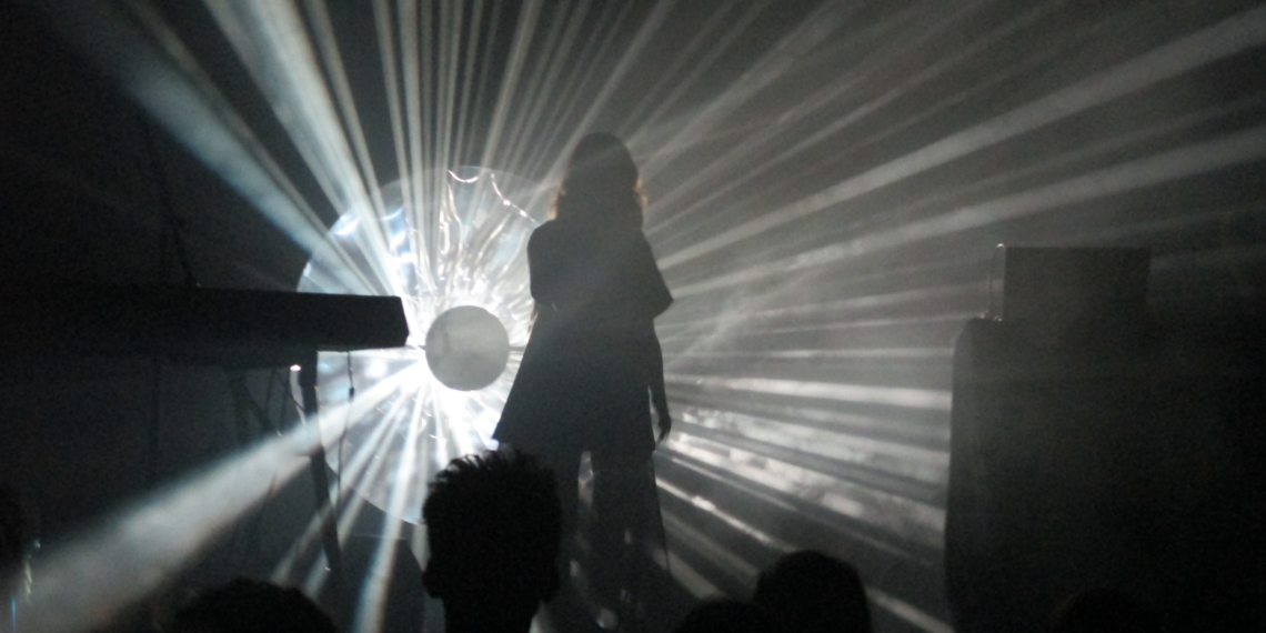 Dillon im Karlstorbahnhof – ein Spiel in Licht und Schatten