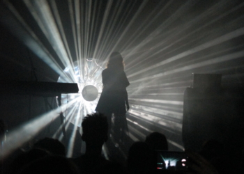 Dillon im Karlstorbahnhof – ein Spiel in Licht und Schatten