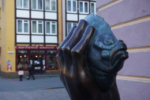 Noch im letzten Jahr weihte Günter Grass seine Butt-Statue vor der Galerie ein.