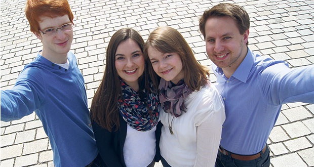 Die vier Jungunternehmer Johannes, Alexandra, Julia und Fabian (v.l.n.r.) haben die erste Nachhilfebörse speziell für Studenten gegründet. Auch in Heidelberg kann man „study bees“ nutzen. Bild: Privat