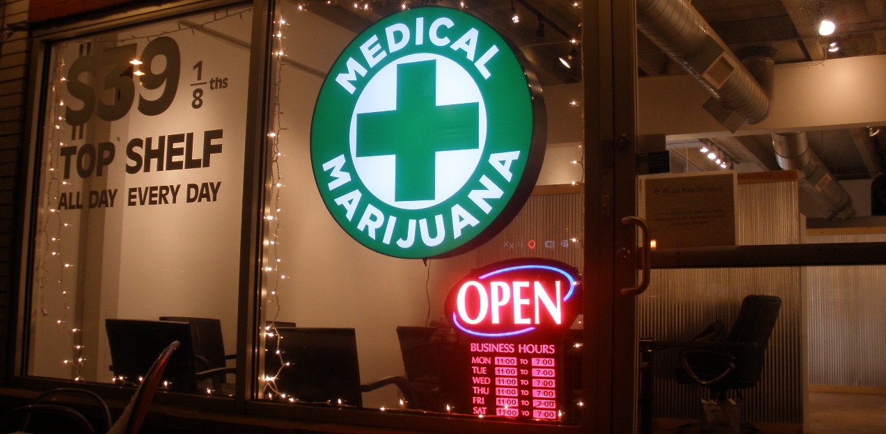 In vielen Bundesstaaten der USA ist Cannabis nicht nur für medizinische Zwecke bereits legal zu haben, Bild: O’Dea/WikiCommons  (https://upload.wikimedia.org/wikipedia/commons/thumb/1/12/Discount_Medical_Marijuana_-_2.jpg/1200px-Discount_Medical_Marijuana_-_2.jpg) Lizenz: CC BY-SA 3.0 (https://creativecommons.org/licenses/by-sa/3.0/deed.en)