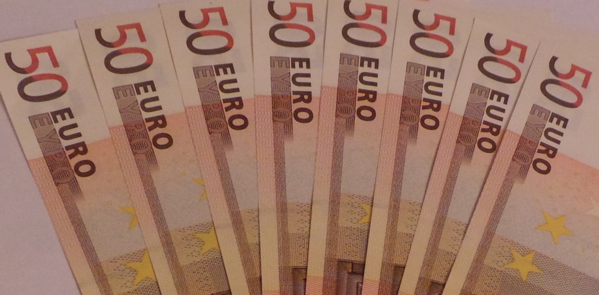 Bild: GR8DAN (https://upload.wikimedia.org/wikipedia/commons/thumb/8/8b/400_Euros_in_50_Euro_notes.jpg/1045px-400_Euros_in_50_Euro_notes.jpg). Lizenz: CC BY-SA 3.0 (https://creativecommons.org/licenses/by/3.0/de/)