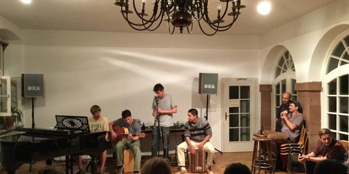 Ein Sofakonzert unterm Kronleuchter