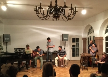 Ein Sofakonzert unterm Kronleuchter