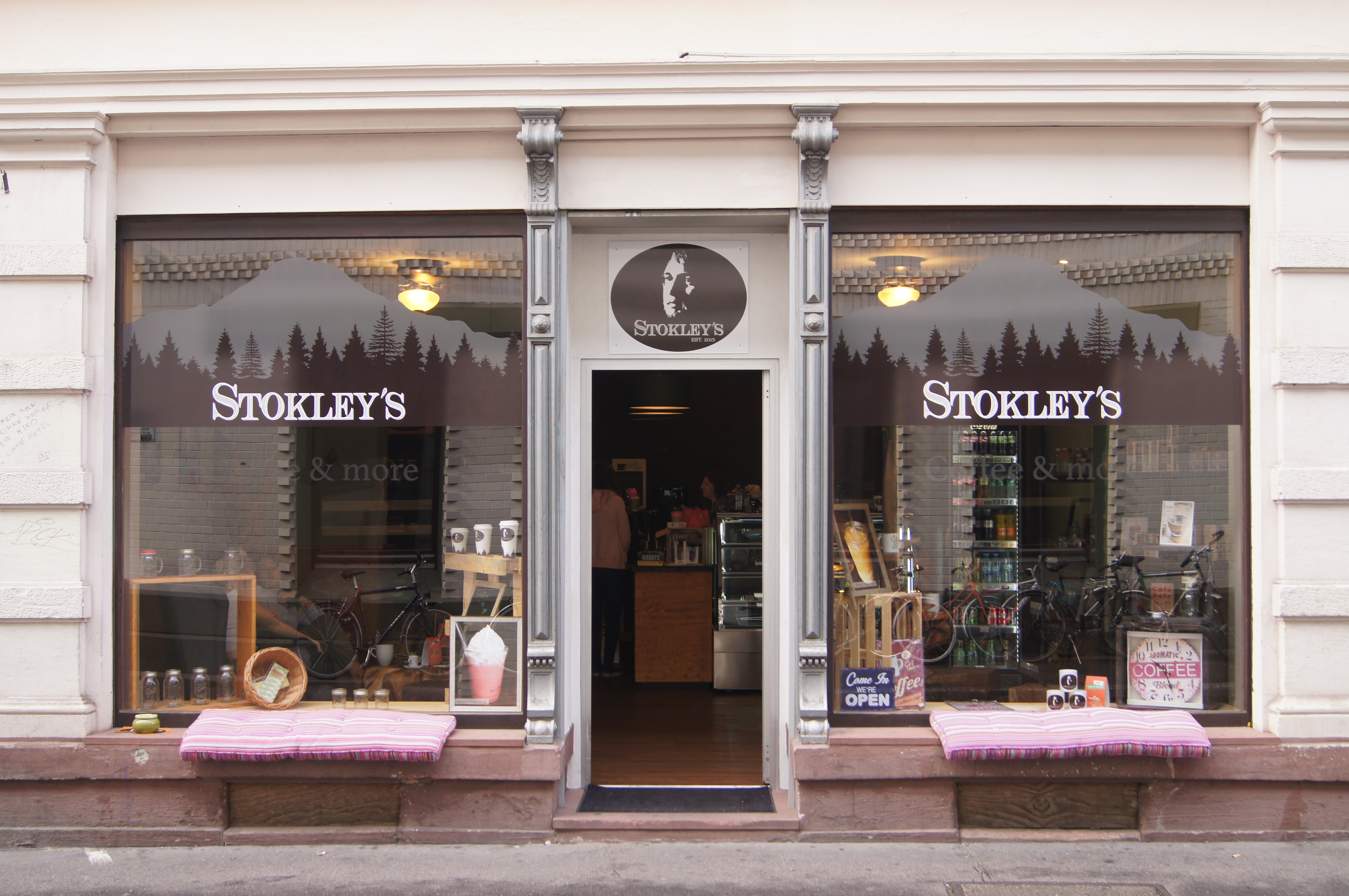 Vormals Postfiliale, nun ein Café: Das „Stokley’s“ in der Plöck. Bild: Margarete Over