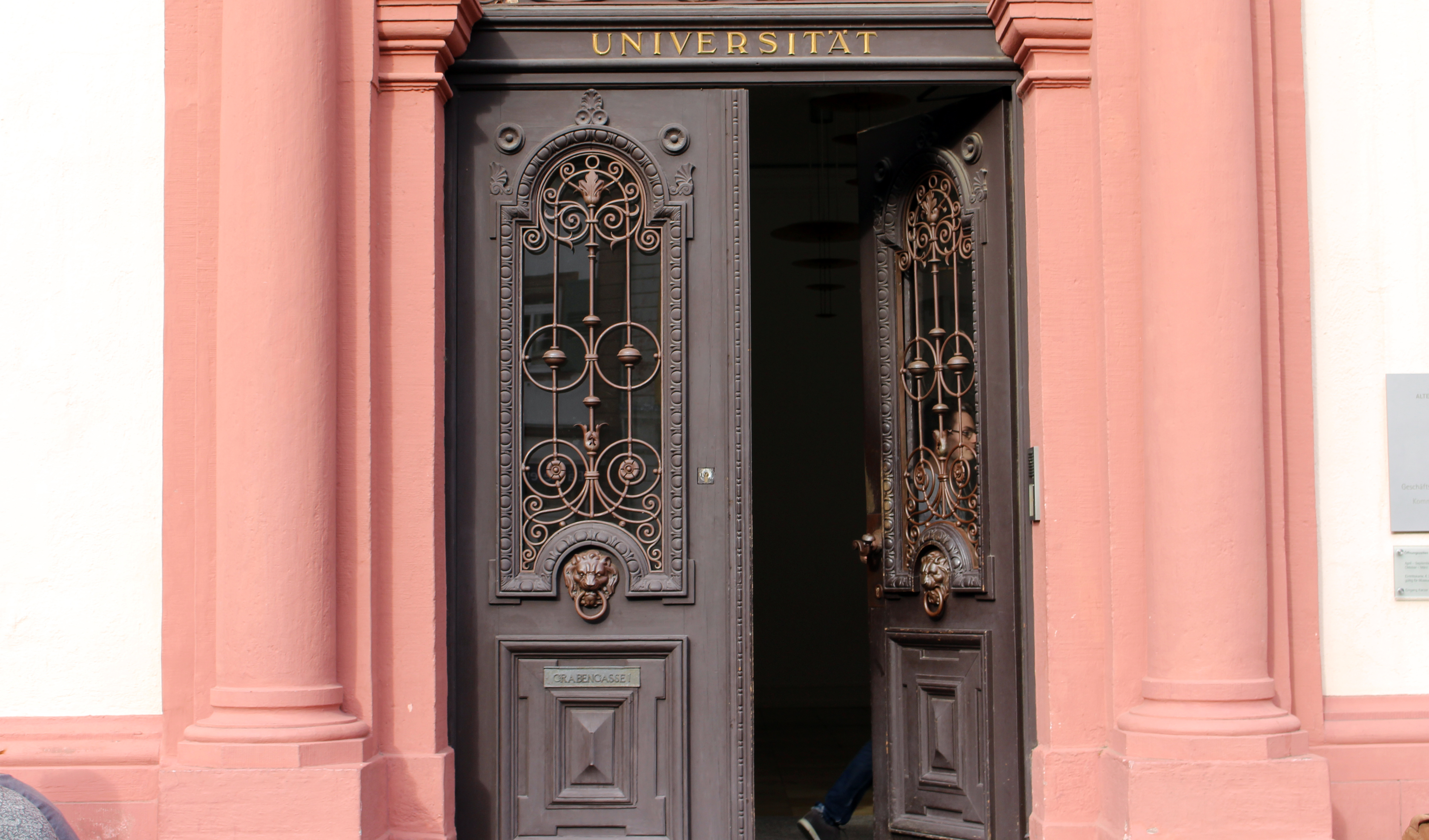 Wie offen sind die Türen der Uni? Foto: Simon Koenigsdorff