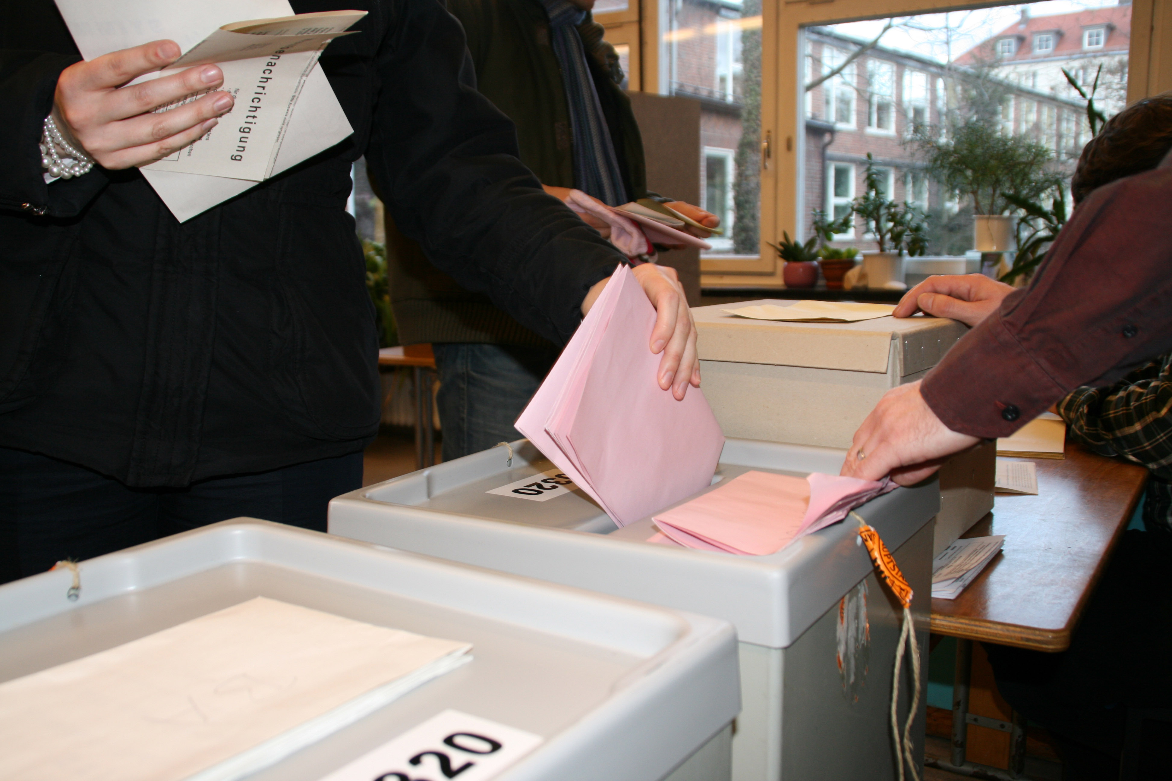 Wählerin gibt an Wahlurne ihren Wahlzettel ab. Bild: Wikimedia Commons/Alexander Hauk https://upload.wikimedia.org/wikipedia/commons/3/30/Wahlen_3.jpg