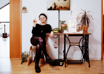 Sitzende Frau in schwarz gekleidet