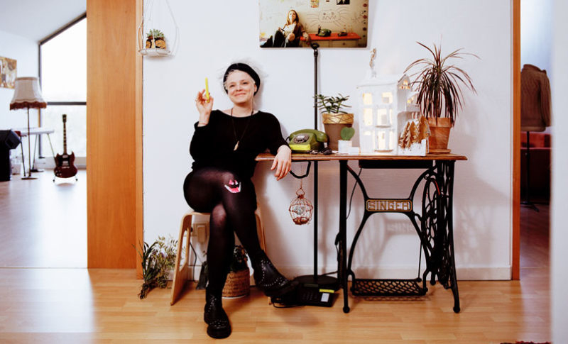 Sitzende Frau in schwarz gekleidet