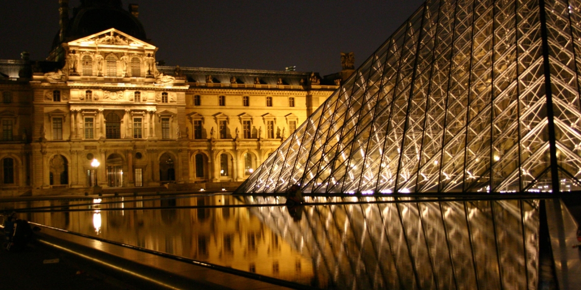 Innenhof des Louvre bei Nacht