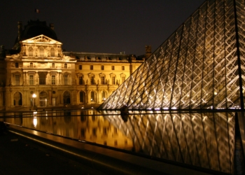 Innenhof des Louvre bei Nacht