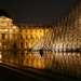 Innenhof des Louvre bei Nacht