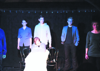 Fünf Menschen stehen hinter einem schlafenden Studenten