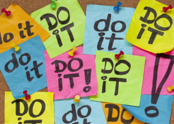 Pinnwand mit bunten Notizzetteln auf denen "Do it" steht.