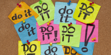 Pinnwand mit bunten Notizzetteln auf denen "Do it" steht.