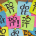 Pinnwand mit bunten Notizzetteln auf denen "Do it" steht.