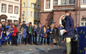 Junge Frau mit Mikrofon