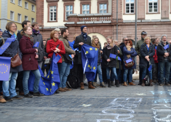 Menschengruppe mit Europa-Fahnen