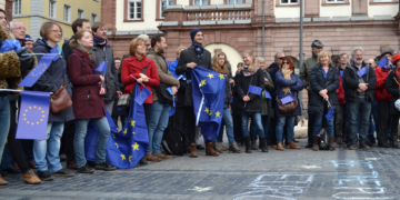 Menschengruppe mit Europa-Fahnen
