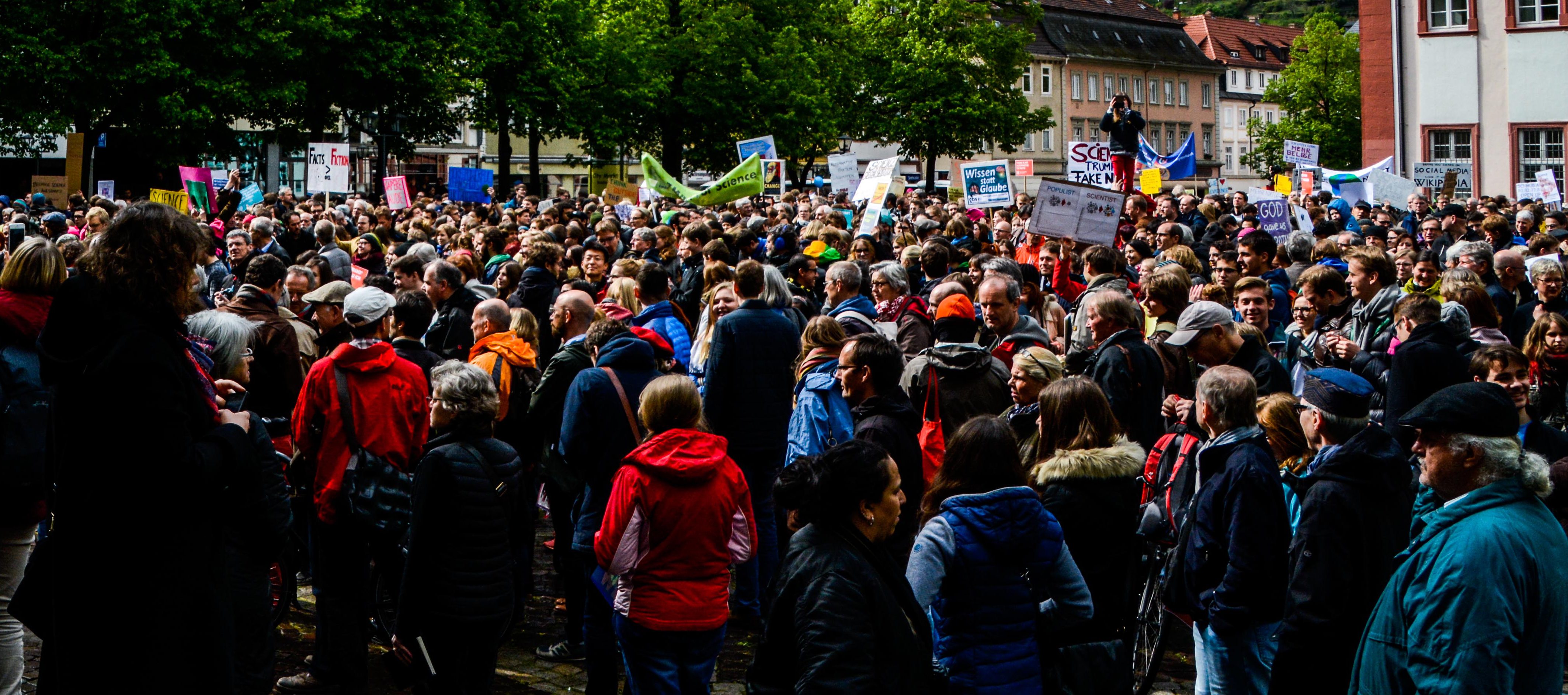 Am Ende des Marsches versammelten sich die Teilnehmer auf dem Universitätsplatz. (Bild: Phillip Hiller)