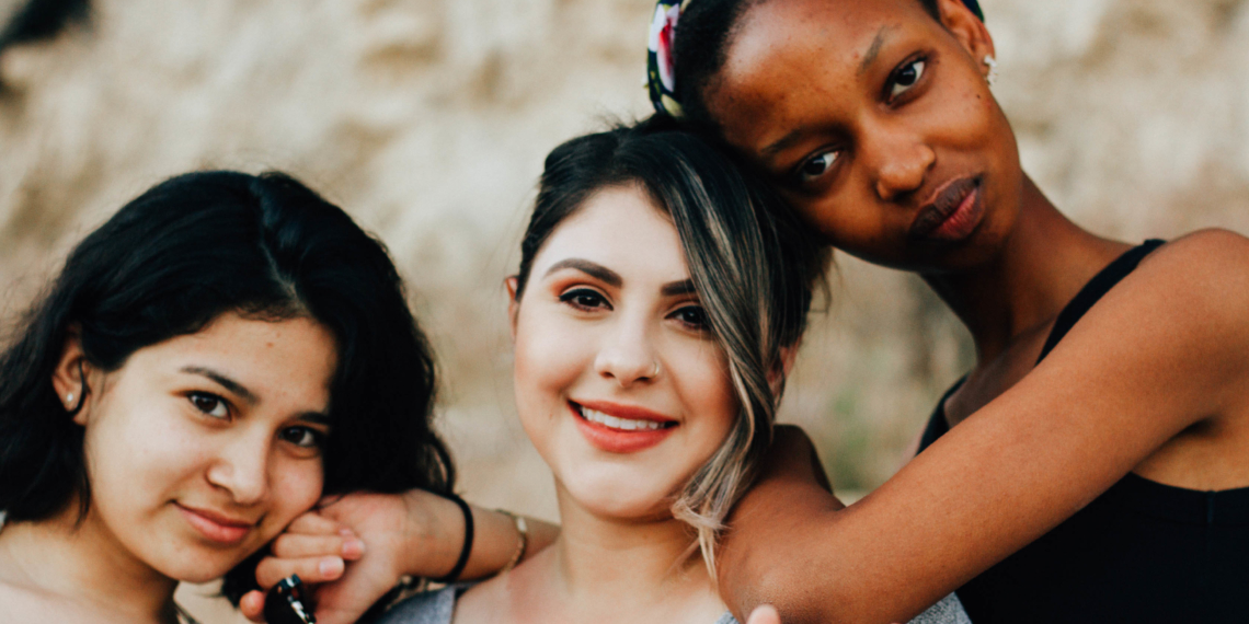 Foto von drei jungen, lächelnden Frauen