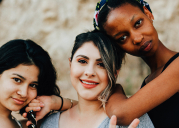 Foto von drei jungen, lächelnden Frauen