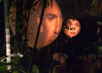 Schauspiel in tropischem Grün