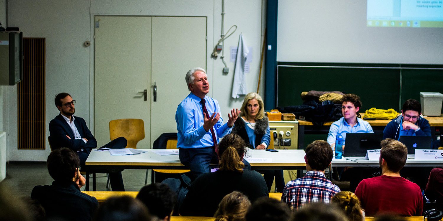Rektor Bernhard Eitel stellt sich zwei Stunden den Fragen der StuRa-Vertreter. (Bild: Philip Hiller)