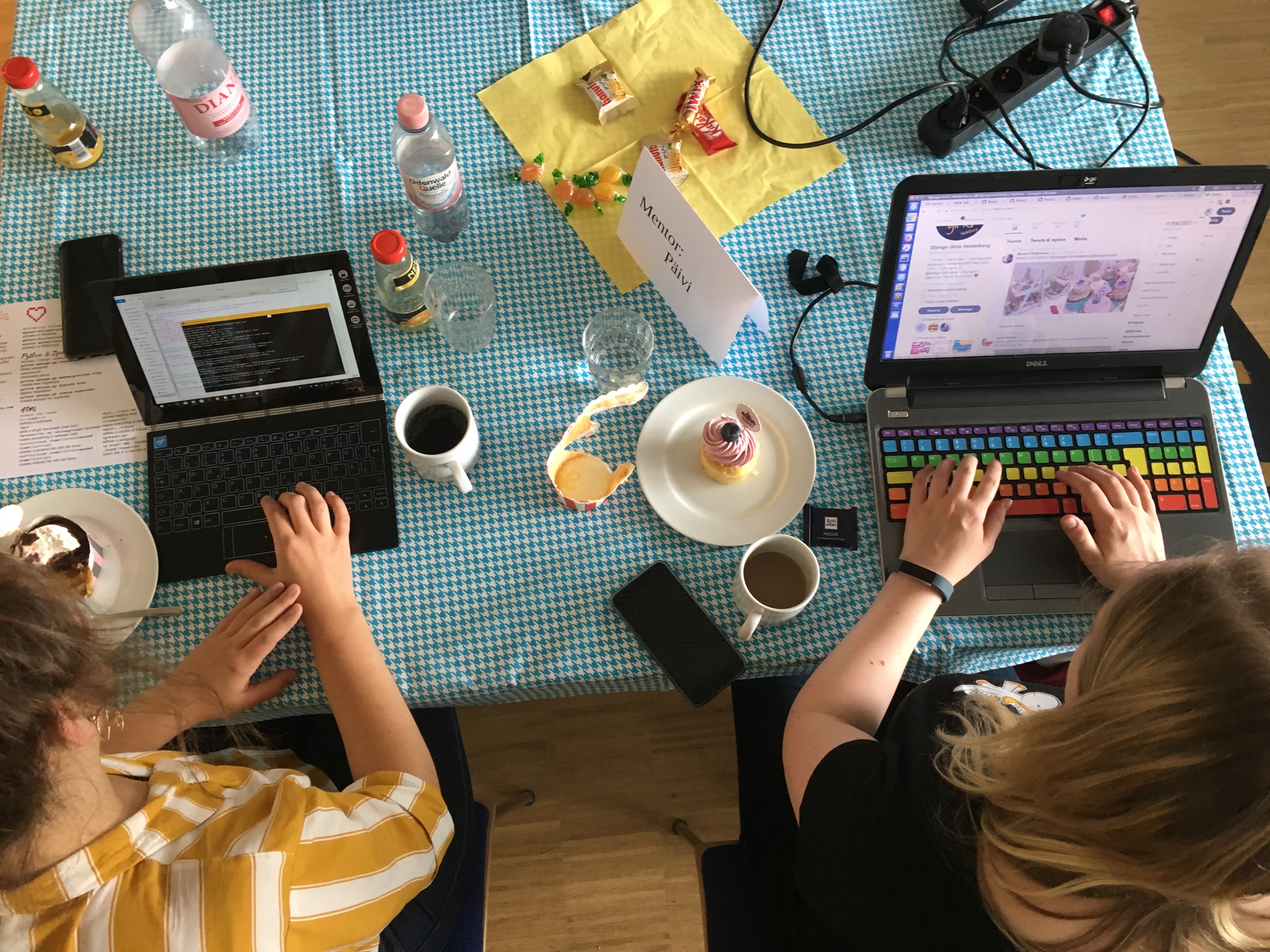 Programmieren bei Kaffee und bunten Einhorn-Cupcakes. Foto: DjangoGirls