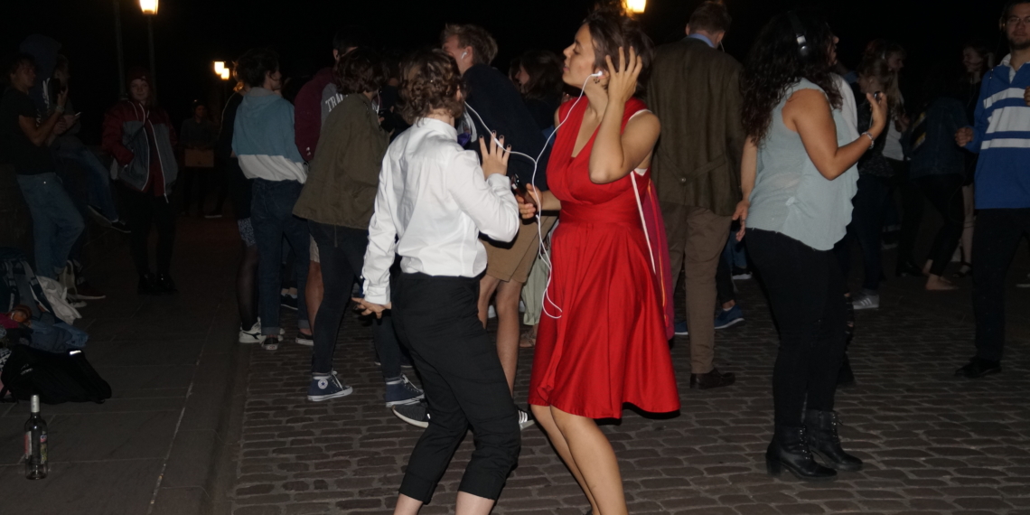 Stiller Tanz auf der Alten Brücke