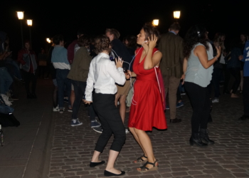 Stiller Tanz auf der Alten Brücke