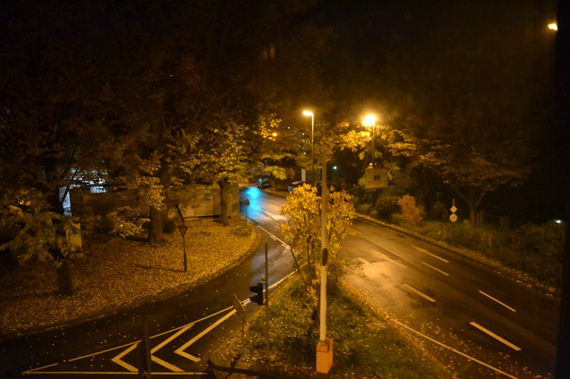 Die Kreuzung am Karlstor ist nachts besonders stark beleuchtet. Foto: Hannah Steckelberg