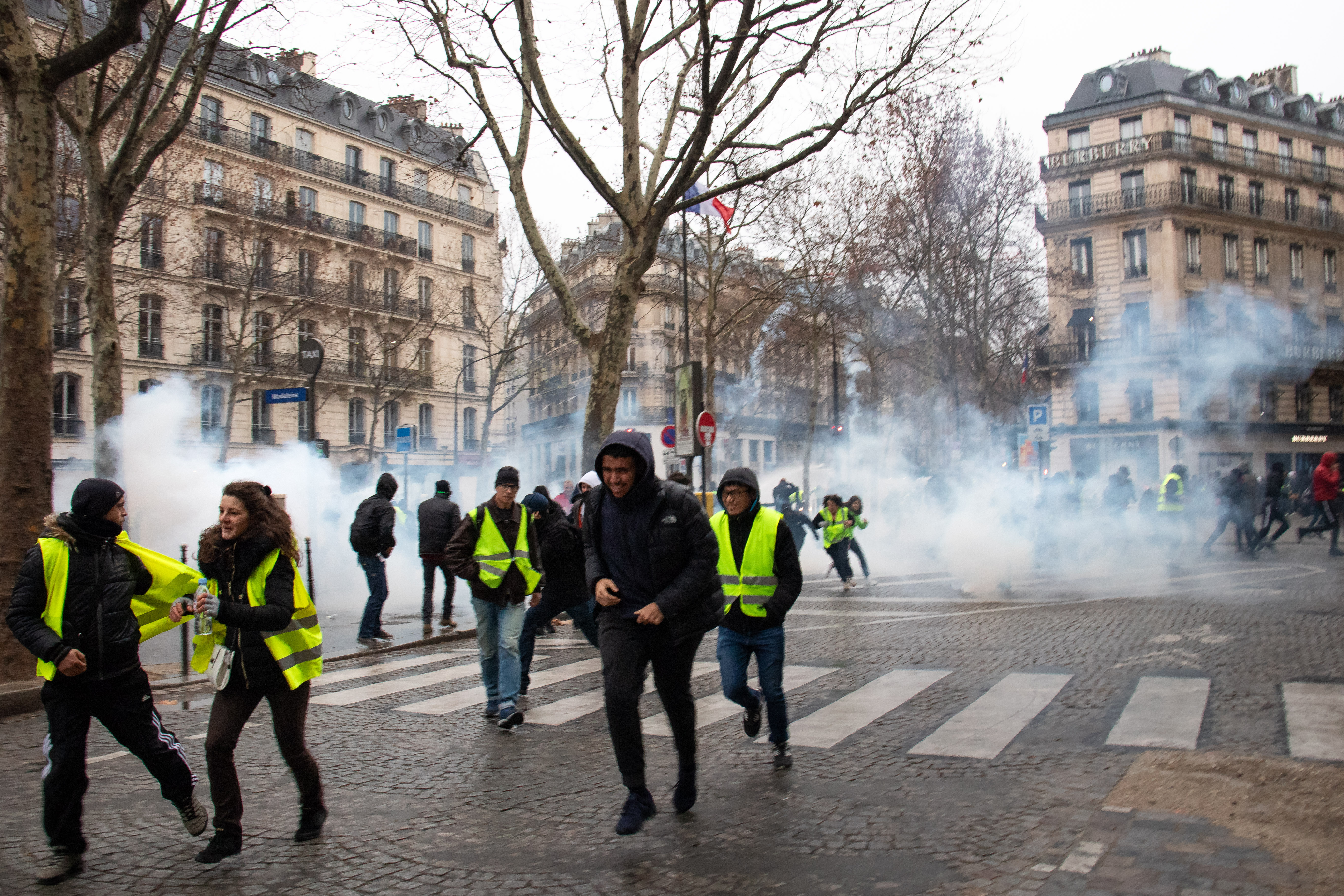 Jeden Samstag füllen sich Frankreichs Straßen mit den auffälligen Protestierenden. Foto: Foto: flickr.com/Olivier Ortelpa (https://flic.kr/p/2dnZ4XG)