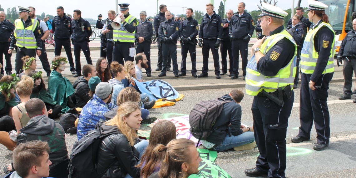 Klimaschützer blockieren Theodor-Heuss-Brücke