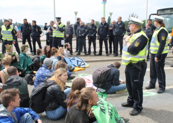 Klimaschützer blockieren Theodor-Heuss-Brücke