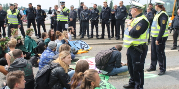 Klimaschützer blockieren Theodor-Heuss-Brücke