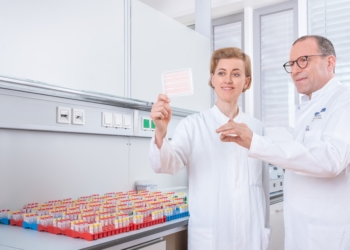 Die Professoren Sarah Schott und Christof Sohn von der Universitätsfrauenklinik haben im Februar den umstrittenen Bluttest vorgestellt