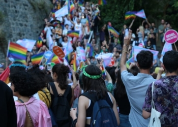 Gewalt gegen Pride Parade