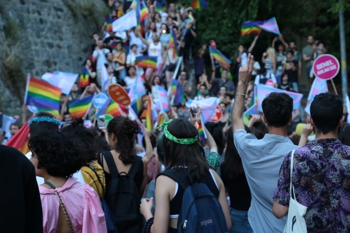 Gewalt gegen Pride Parade