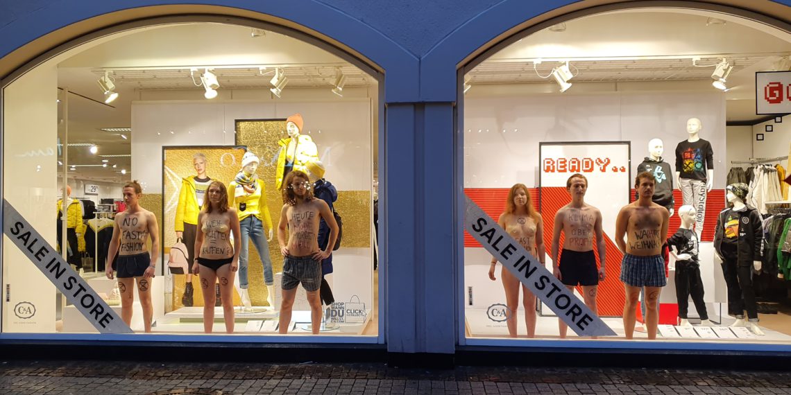 Nackte Rebellen im Schaufenster