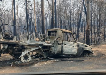 Feuer, Rauch und rote Himmel