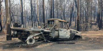 Feuer, Rauch und rote Himmel