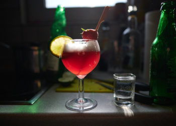 Auch zu Hause lassen sich Cocktails anrühren - wenn auch günstiger und improvisierter. Foto: Nicolaus Niebylski