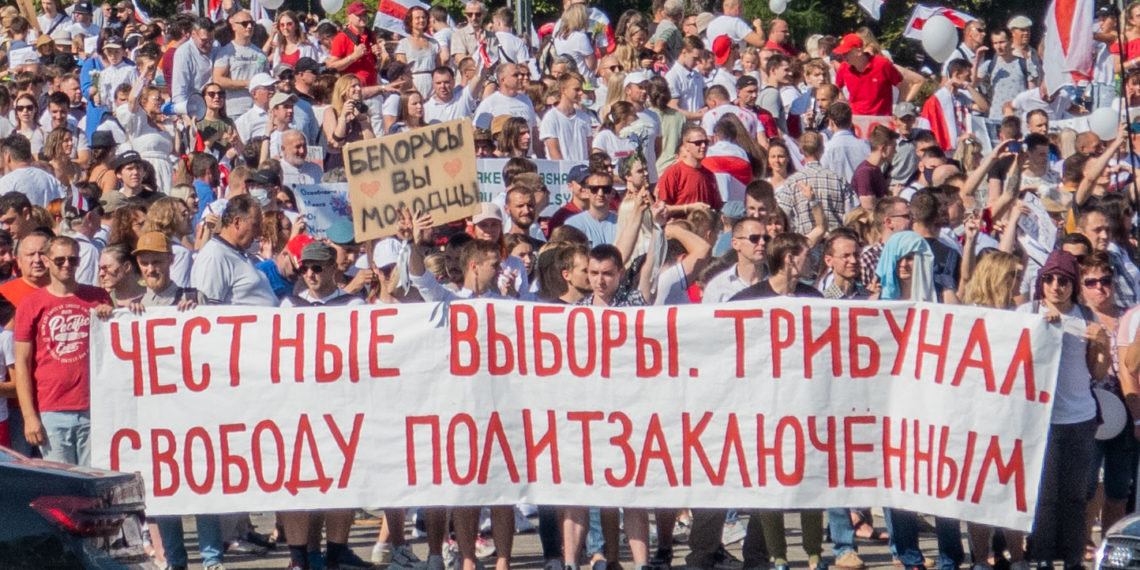 Bei den Protesten im August halten Demonstrierende ein Banner mit der Aufschrift "Ehrliche Wahlen. Tribunal. Uneingeschränkte Freiheit." hoch.