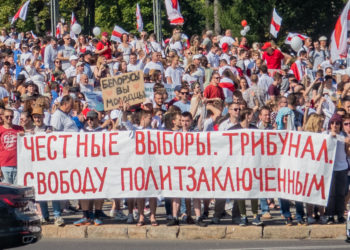 Bei den Protesten im August halten Demonstrierende ein Banner mit der Aufschrift "Ehrliche Wahlen. Tribunal. Uneingeschränkte Freiheit." hoch.