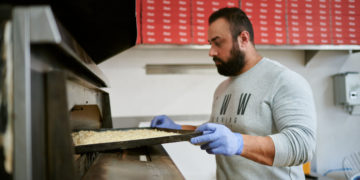 Bei Star Pizza in der Bahnstadt  legen die Mitarbeiter Wert auf Qualität. Foto: Nico Niebylski