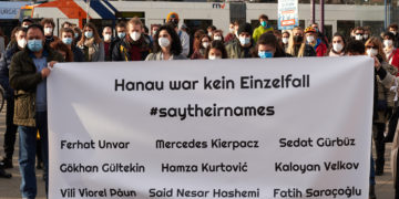 Etwa 200 Personen nahmen an der Kundgebung am Bismarckplatz teil. Foto: Nicolaus Niebylski