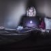 Wenn man mitten in der Nacht noch an einer Online-Klausur sitzt... (Foto: Victoria Heath)