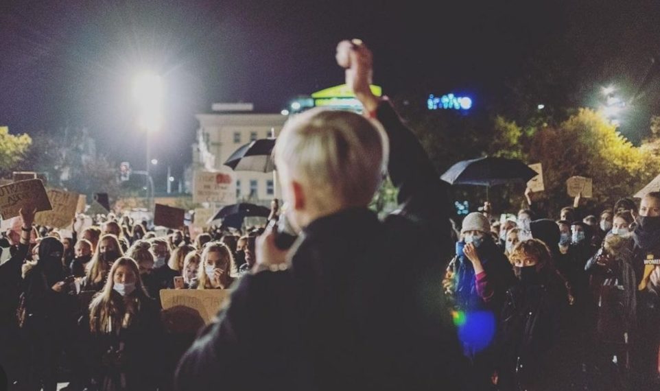 Dagmara Adamiak spricht zu DemonstrantInnen, die gegen das Urteil des polnischen Verfassungsgerichts protestieren Foto: Dagmara Adamiak